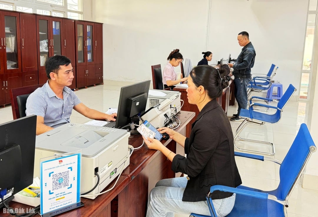 Cán bộ công chức Sở Xây dựng tiếp nhận thủ tục hành chính tại Trung tâm dịch vụ hành chính công của tỉnh.