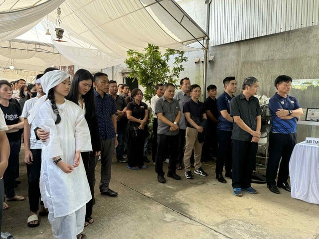 Tiễn đưa trọng tài Trần Đình Thịnh về nơi an nghỉ cuối cùng, Tổng thư ký VFF nói lời nghẹn ngào!- Ảnh 3.