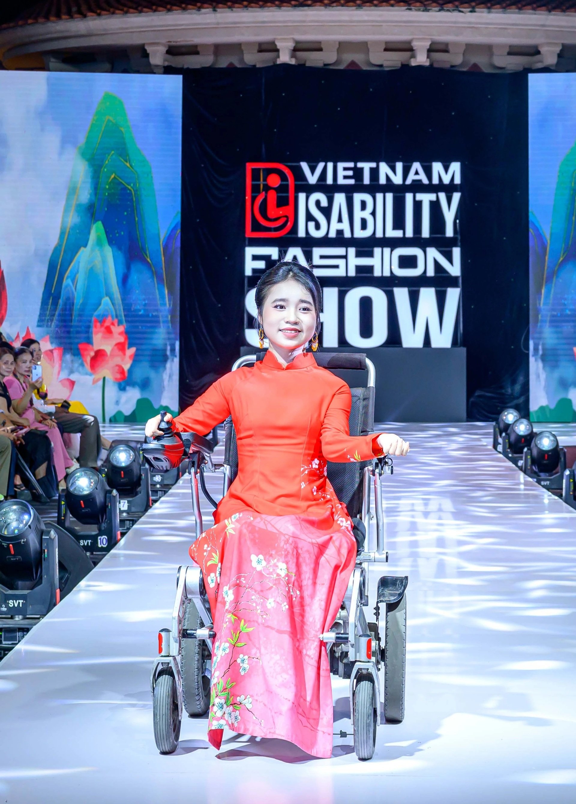 Người mẫu ngồi xe lăn, cặp vợ chồng tí hon tự tin trình diễn thời trang - 2