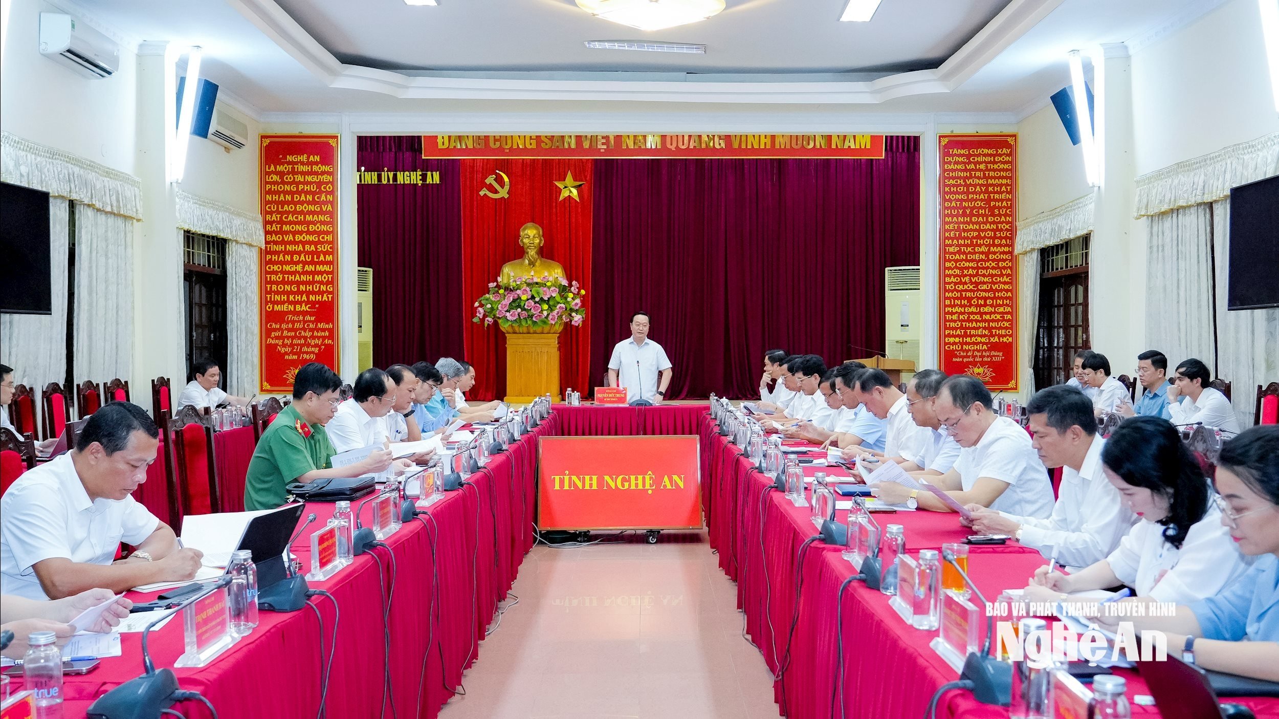 Đồng chí Nguyễn Đức Trung - Bí thư Tỉnh ủy chủ trì phiên họp của Ban Thường vụ Tỉnh ủy để nghe, cho ý kiến và quyết định các nội dung thuộc thẩm quyền. Ảnh: Phạm Bằng