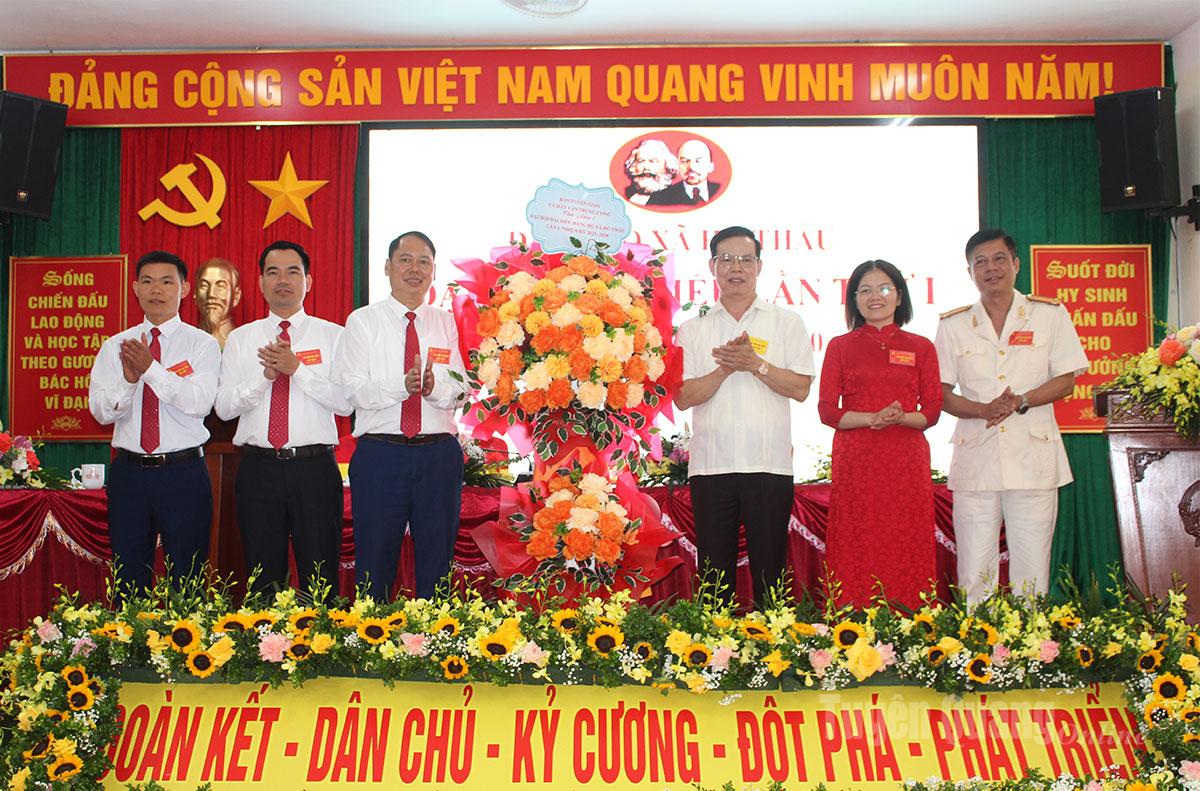 Đồng chí Triệu Tài Vinh, Phó trưởng ban Tuyên giáo và Dân vận Trung ương tặng hoa chúc mừng Đại hội Đảng bộ xã Hồ Thầu.