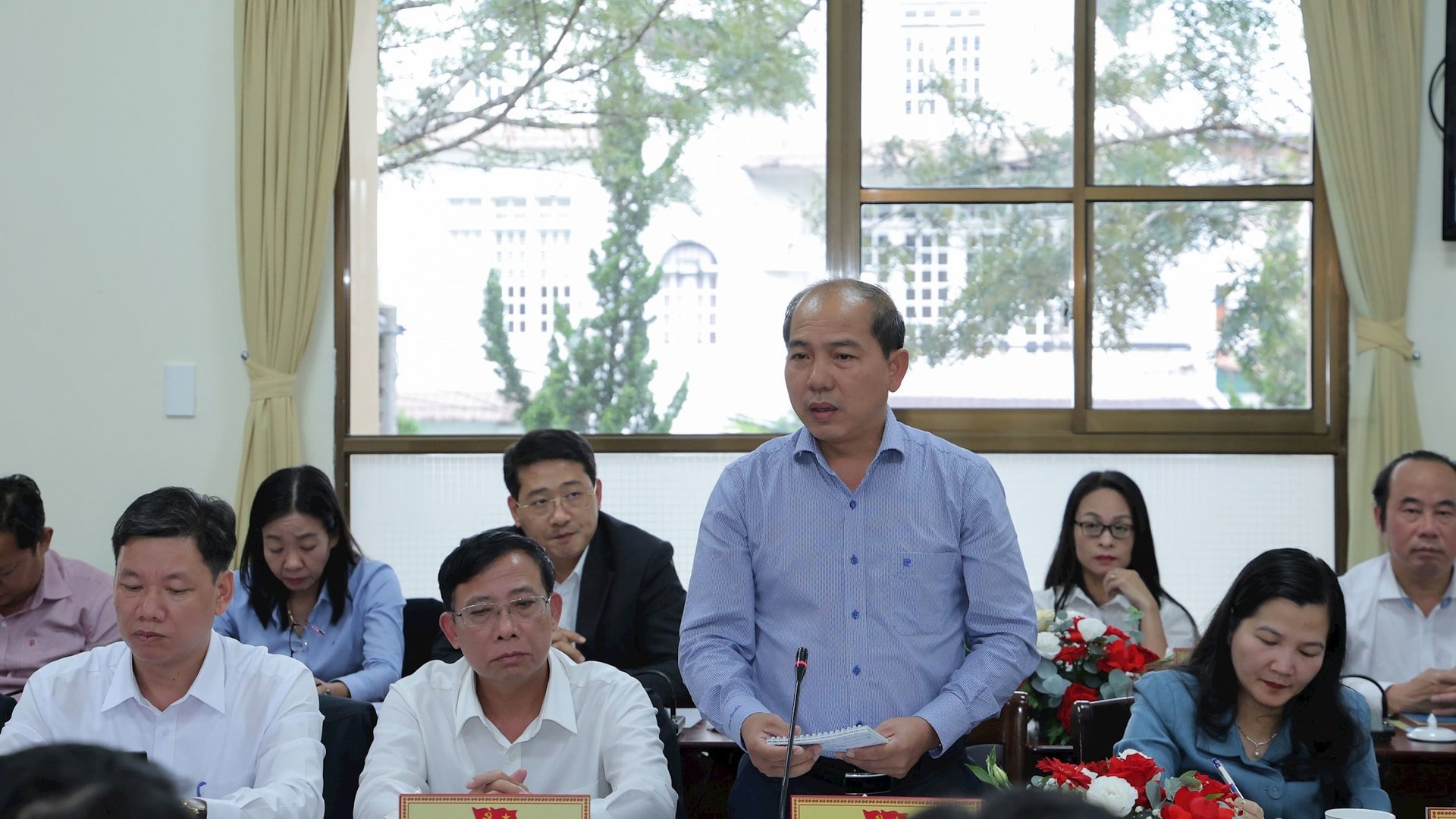 Director of Lam Dong Department of Construction, Le Ngoc Tien discussed urban planning work, proposed solutions to ensure order and green, clean urban areas.