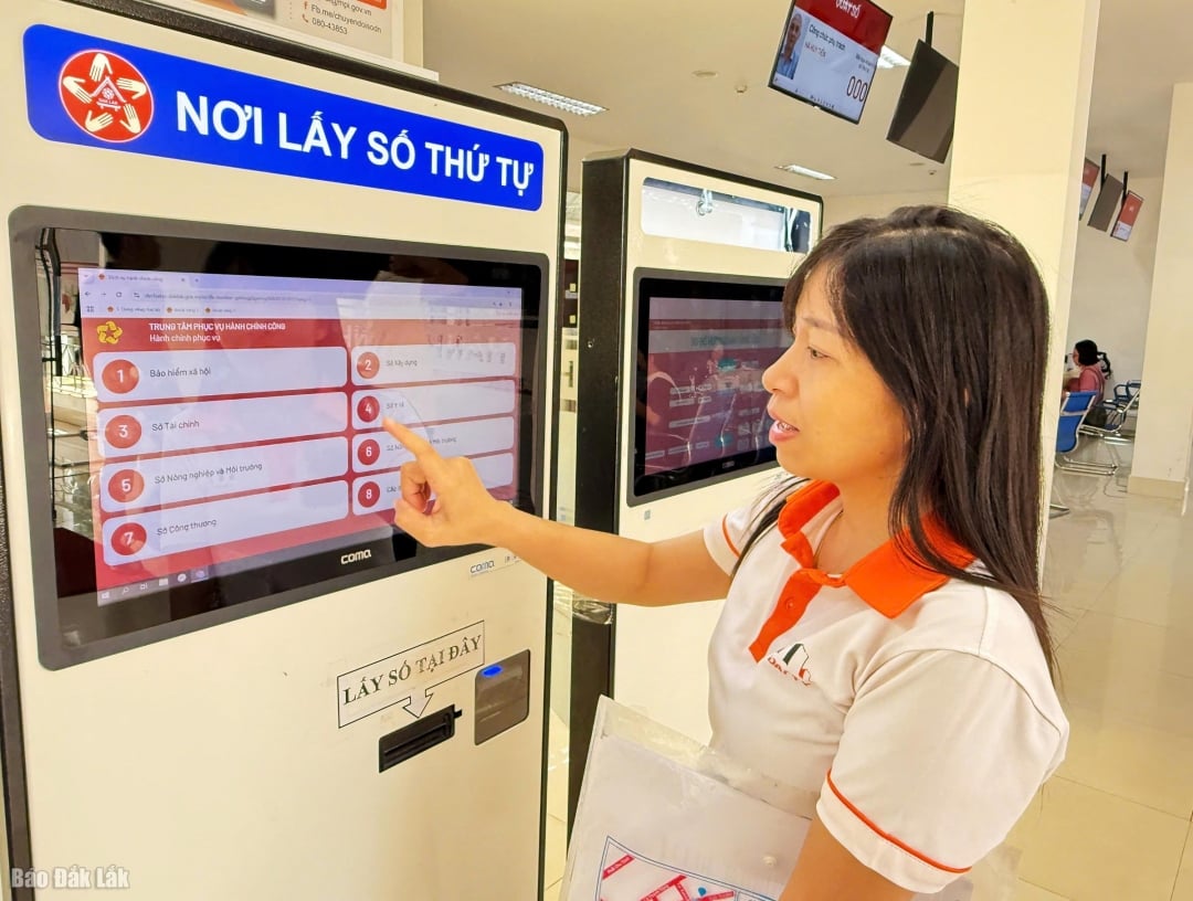 Người dân thực hiện lựa chọn thủ tục hành chính tại Trung tâm phục vụ hành chính công tỉnh. 