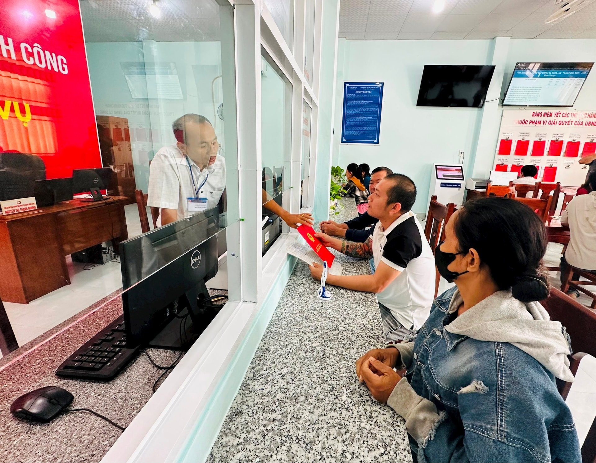 ប្រជាពលរដ្ឋ​មក​អនុវត្ត​នីតិវិធី​នៅ​មជ្ឈមណ្ឌល​រដ្ឋបាល​សាធារណៈ​ឃុំ-សង្កាត់