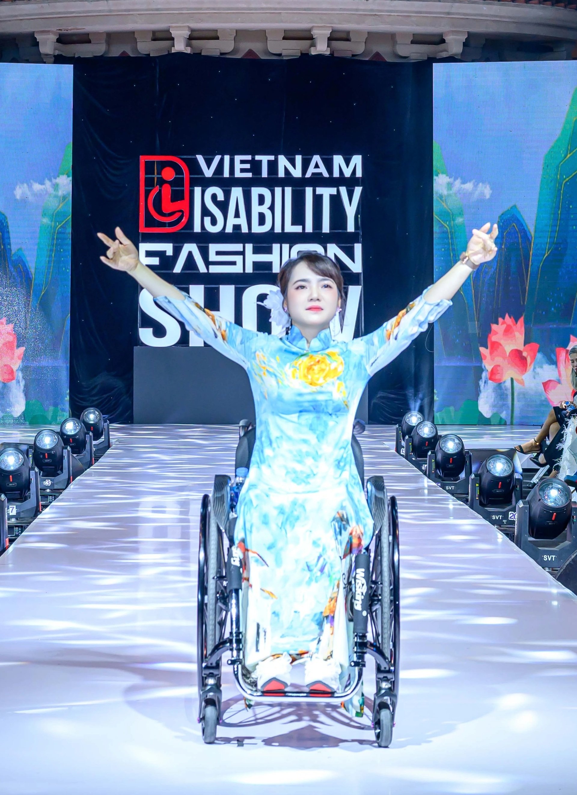 Người mẫu ngồi xe lăn, cặp vợ chồng tí hon tự tin trình diễn thời trang - 1