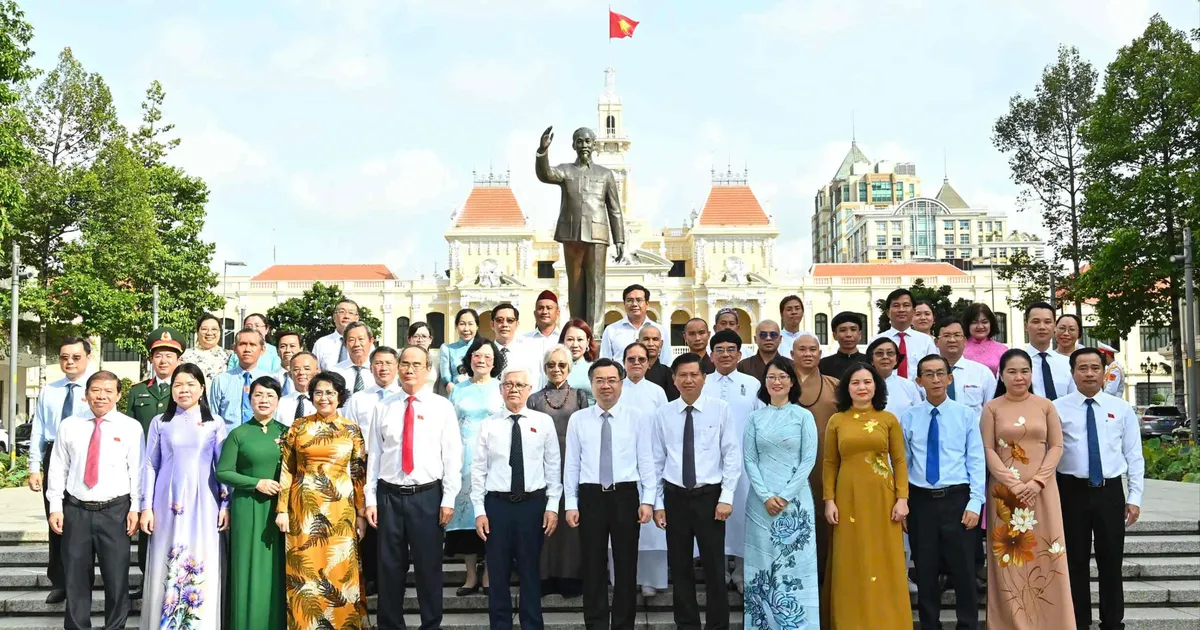 Lãnh đạo TPHCM dâng hoa, dâng hương Chủ tịch Hồ Chí Minh