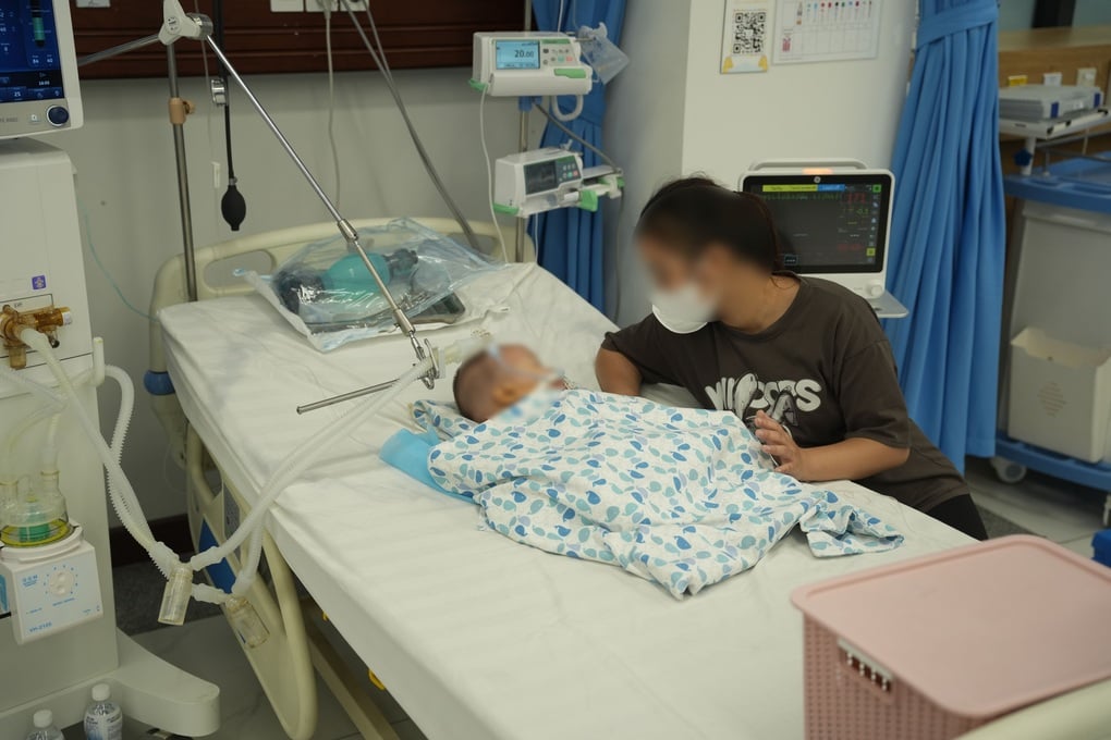Hà Nội: Bé 1 tuổi co giật, thở máy vì uống tinh đầu đuổi muỗi thảo dược - 1