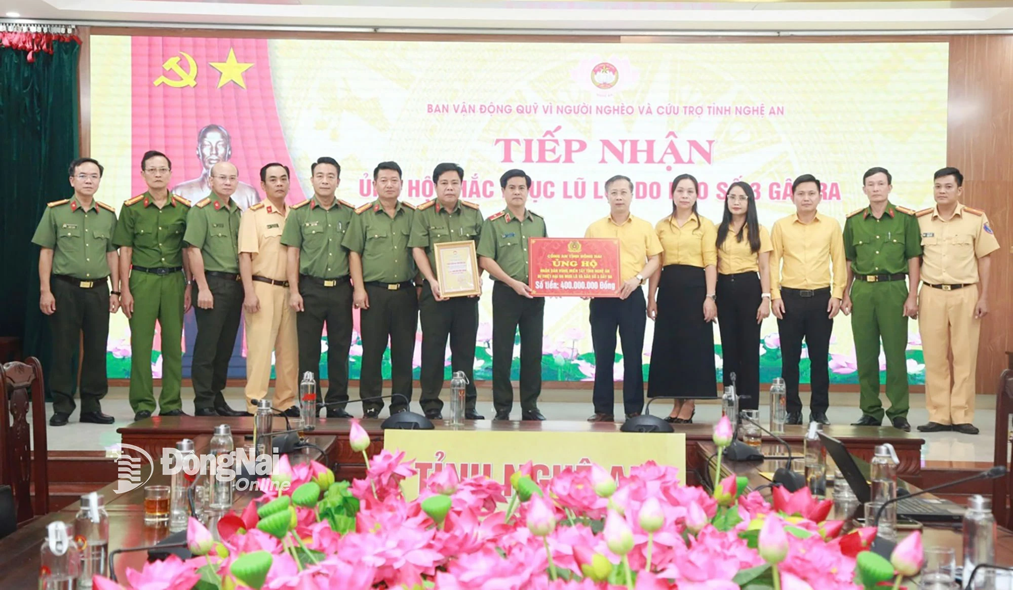 The working group of Dong Nai Provincial Police presented a symbolic board to support funding to overcome the consequences of storm No. 3 in Nghe An province. Photo: C.T.V