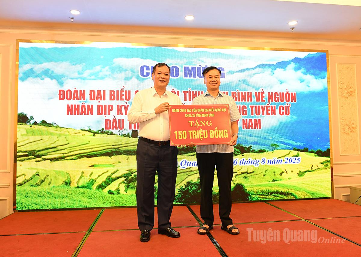 Đoàn đại biểu Quốc hội khóa XV tỉnh Ninh Bình trao kinh phí hỗ trợ xóa nhà tạm, nhà dột nát trên địa bàn tỉnh.