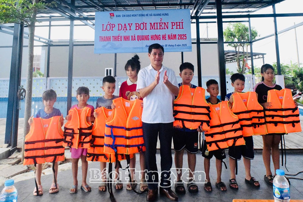 Đại diện Ban Chỉ đạo hoạt động hè xã Quang Hưng tặng áo phao cho các em nhỏ tham gia lớp dạy bơi miễn phí.