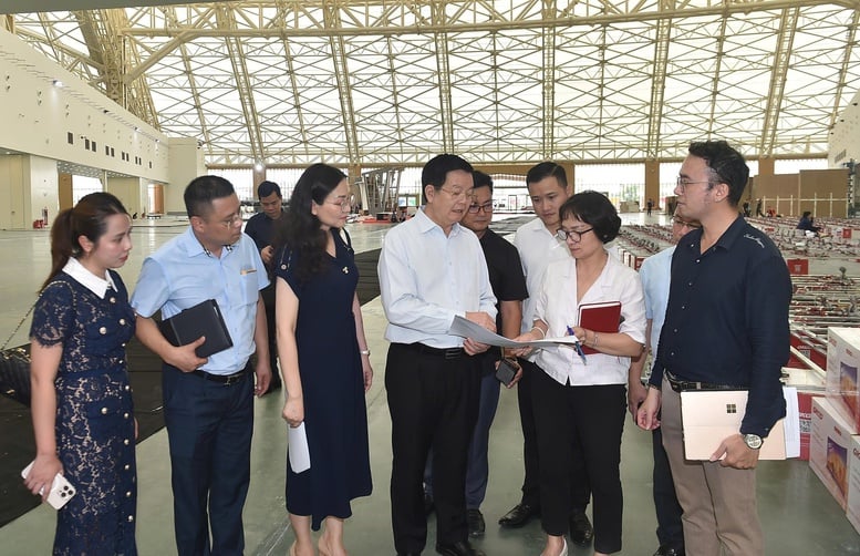 Thi công liên tục 24/7 để đảm bảo tiến độ Triển lãm thành tựu Đất nước nhân dịp kỷ niệm 80 năm Ngày Quốc khánh - Ảnh 1.