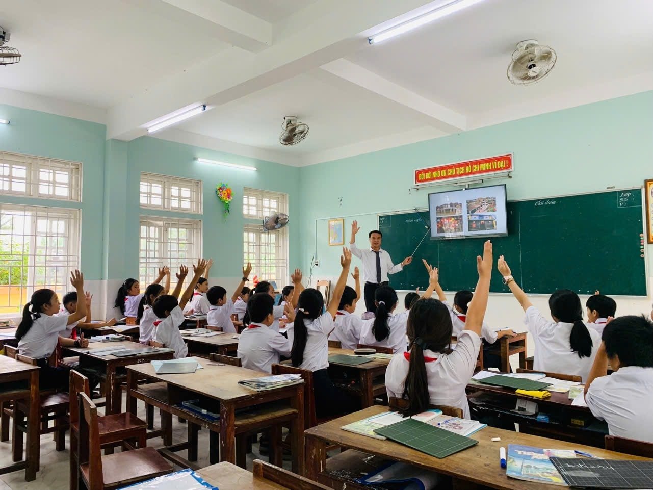 Học sinh hào hứng trong một tiết học tại Trường THCS Phù Đổng, xã Duy Xuyên. Ảnh: PHI THÀNH