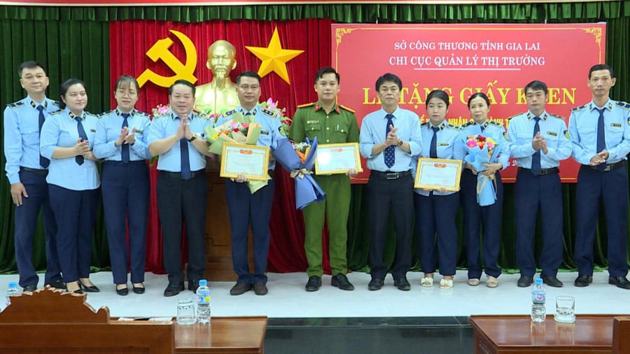 giam-doc-so-cong-thuong-duong-minh-duc-thu-5-tu-phai-sang-trao-giay-khen-cho-1-tap-the-va-2-ca-nhan-anh-phi-long.jpg