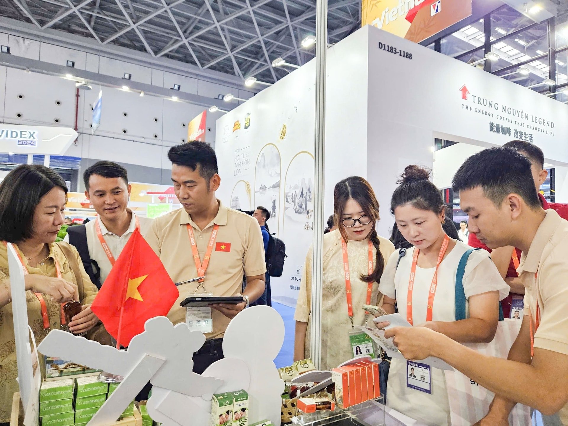 Công ty TNHH Hoàng Phong Dana (tinh dầu Mệ Đoan, phường Thanh Khê) giới thiệu các sản phẩm tại Hội chợ Thương mại Trung Quốc - ASEAN lần thứ 21. Ảnh: ĐVCC