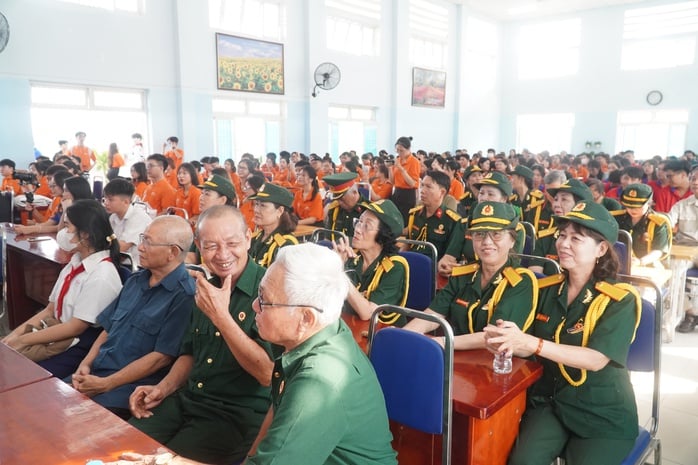 Sinh viên gây quỹ, sửa nhà cho cựu chiến binh- Ảnh 2.
