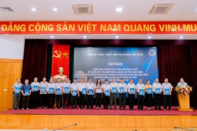 Phường Việt Hưng triển khai Chiến dịch “45 ngày đêm ra quân hỗ trợ hoạt động chuyển đổi số”- Ảnh 4.