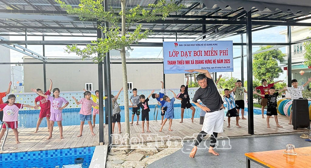 Các em nhỏ được hướng dẫn khởi động  trước khi xuống nước học bơi.