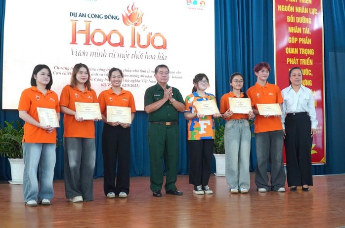 Sinh viên gây quỹ, sửa nhà cho cựu chiến binh- Ảnh 4.