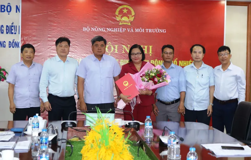 សេចក្តី​ជូន​ដំណឹង​និង​ការ​ផ្តល់​រង្វាន់​សេចក្តី​សម្រេច​ចិត្ត​ផ្ទេរ​និង​តែង​តាំង​លោកស្រី Huynh Kim Dinh ឲ្យ​កាន់​មុខ​តំណែង​នាយក​រង​មជ្ឈមណ្ឌល​ផ្សព្វផ្សាយ​កសិកម្ម​ជាតិ