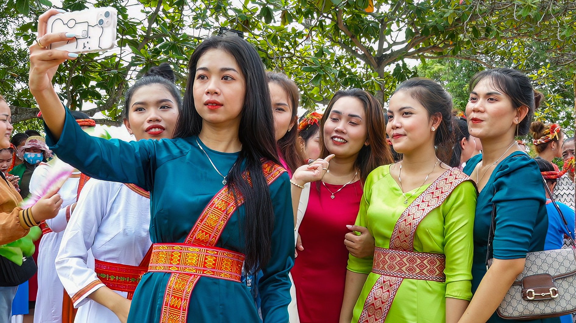 Cham girls in Ka Te festival (Photo: N. Lan)