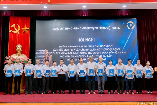 Phường Việt Hưng triển khai Chiến dịch “45 ngày đêm ra quân hỗ trợ hoạt động chuyển đổi số”- Ảnh 2.