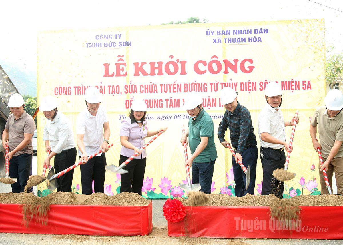Các đại biểu khởi công công trình thực hiện cải tạo, sửa chữa tuyến đường từ trung tâm xã Thuận Hòa tới Thủy điện Sông Miện 5A.