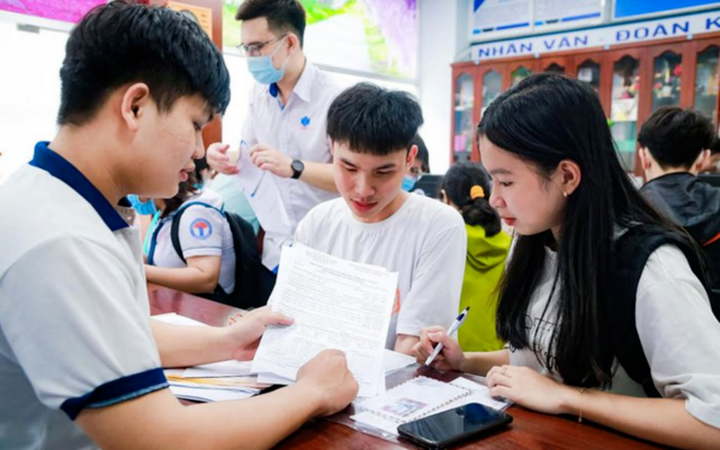 Nhiều gia đình lo lắng khi đầu tư cho con học đại học. (Ảnh minh hoạ)
