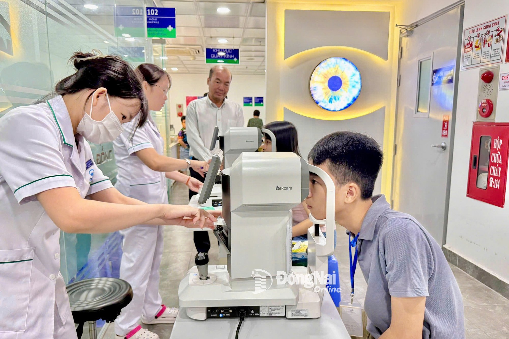 Trẻ em được khám mắt tại Bệnh viện Mắt Hà Nội - Đồng Nai.