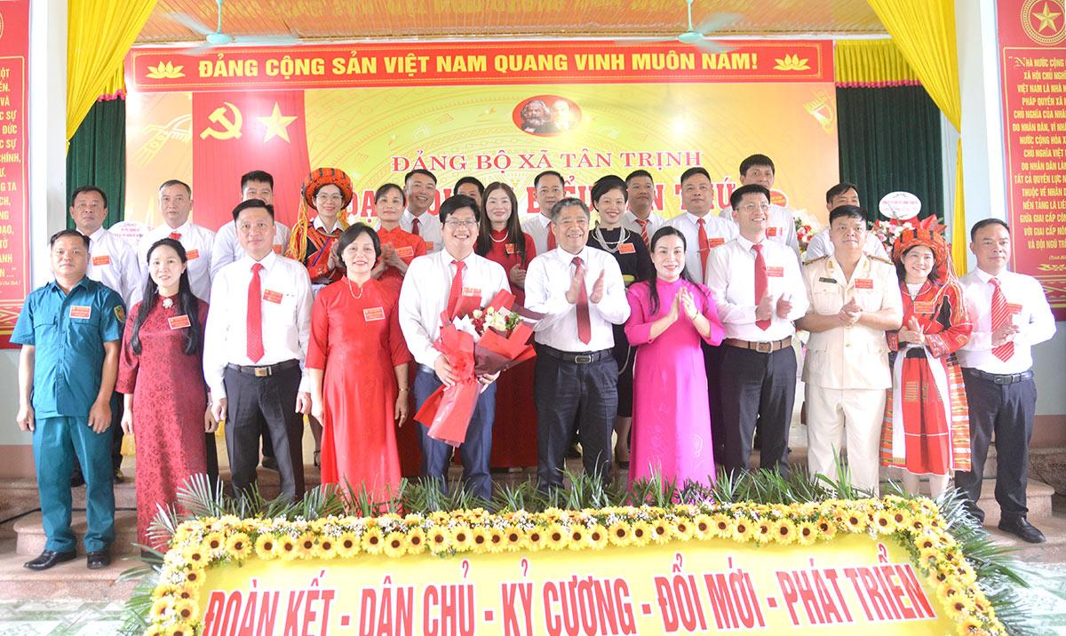 Đồng chí Phó Bí thư chuyên trách Đảng ủy các cơ quan Đảng tỉnh Nguyễn Hồng Trang chúc mừng các đồng chí trong Ban chấp hành Đảng bộ xã Tân Trịnh lần thứ I, nhiệm kỳ 2025-2030. Ảnh: Ngyễn Lan