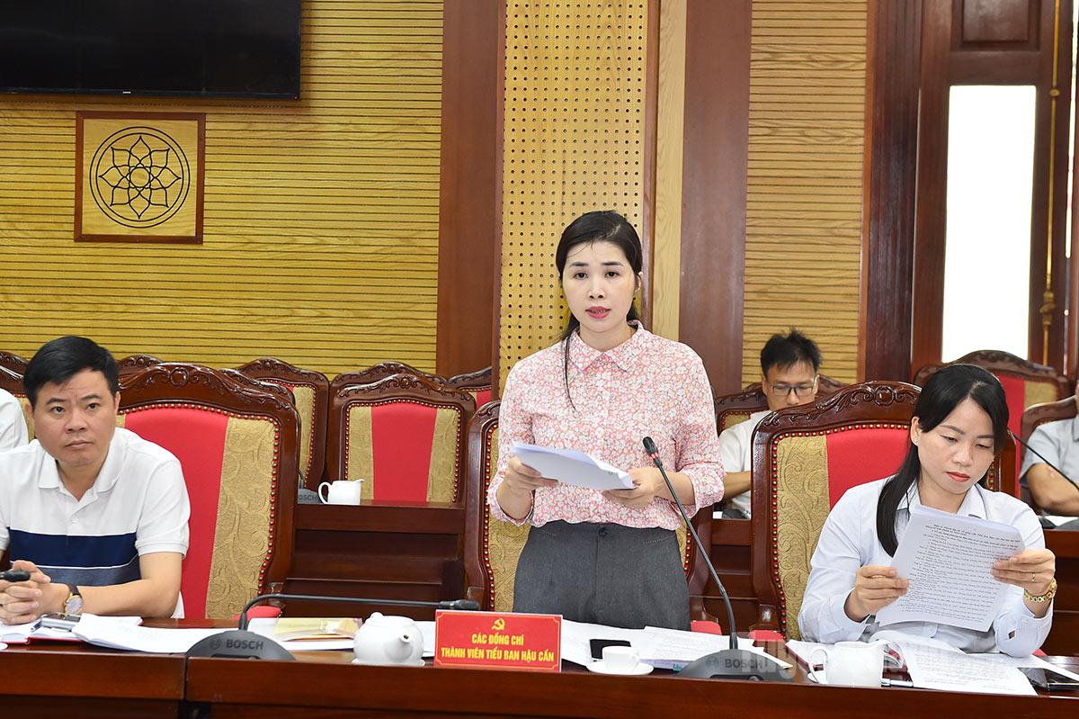Lãnh đạo Văn phòng Tỉnh ủy báo cáo tiến độ công tác chuẩn bị bố trí phương tiện đưa đón, nơi ăn nghỉ cho đại biểu.