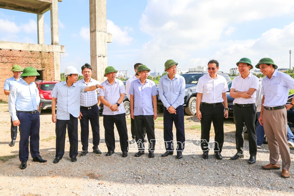 Phó Chủ tịch Thường trực UBND tỉnh  Nguyễn Quang Hưng kiểm tra tiến độ chuẩn bị khởi công dự án Bệnh viện Đa khoa Thái Bình tại Trung tâm Y tế tỉnh.