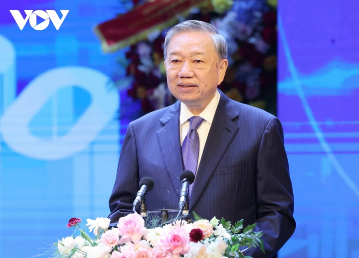 General Secretary To Lam speaks at the ceremony.