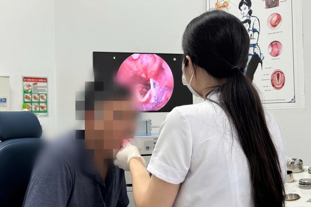Dùng điện thoại khi ăn, người đàn ông nhập viện vì hóc xương phức tạp - 1