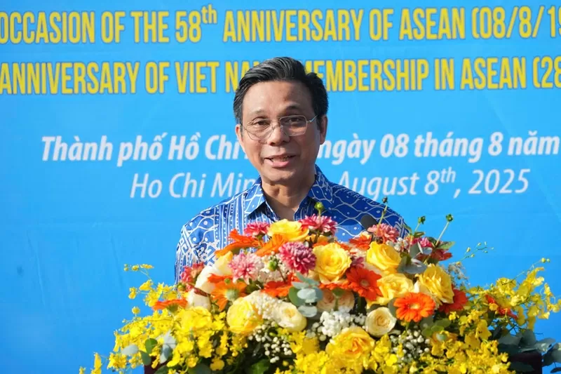 Lễ thượng cờ kỷ niệm 58 năm thành lập ASEAN và 30 năm Việt Nam gia nhập Hiệp hội diễn ra trang trọng tại Tp. HCM