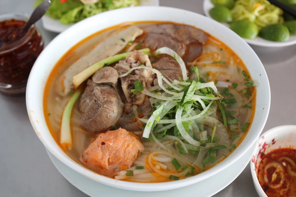 Ăn gì ở Huế? Gợi ý 10 món đặc sản Huế ngon vừa ăn vừa mua về làm quà