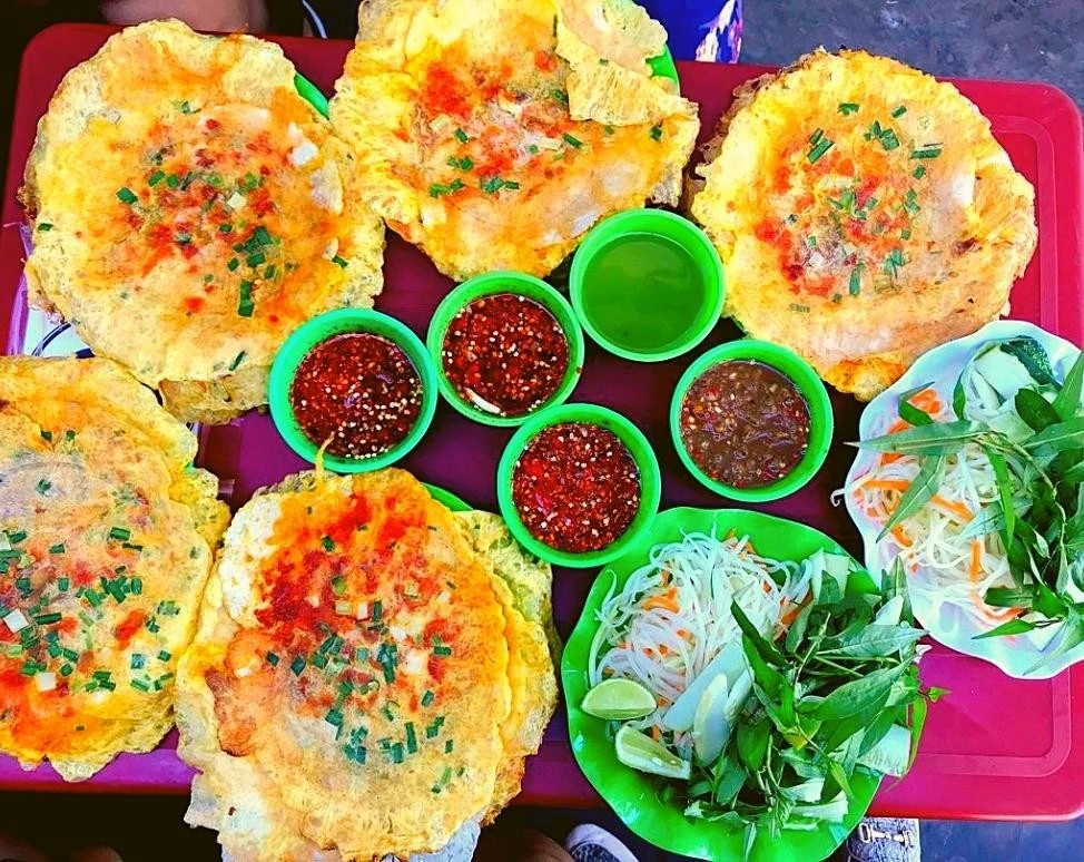 Ăn gì ở Huế? Gợi ý 10 món đặc sản Huế ngon vừa ăn vừa mua về làm quà