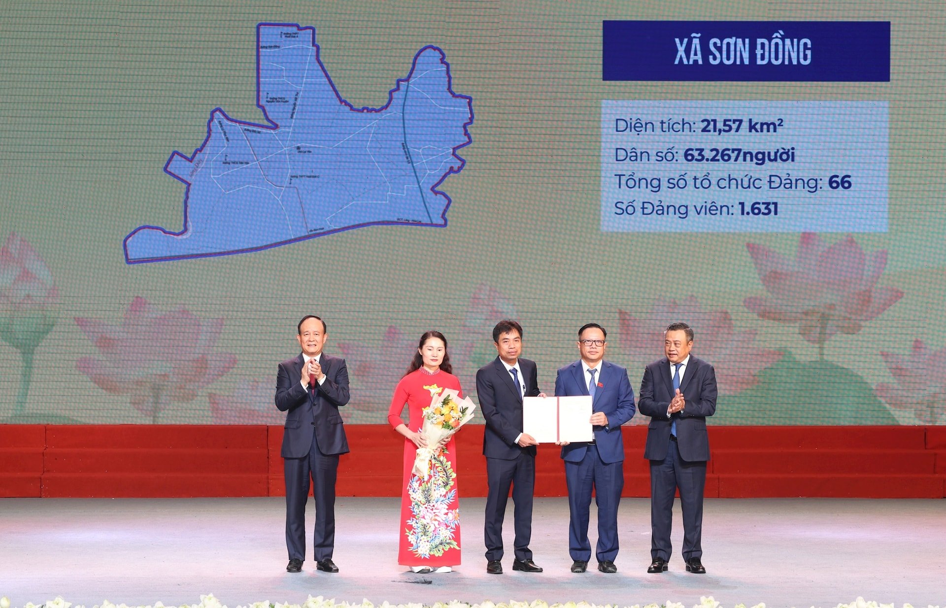 chu-tich-ubnd-thanh-pho-ha-noi-tran-sy-thanh-va-chu-tich-hdnd-thanh-pho-ha-noi-nguyen-ngoc-tuan-trao-quyet-dinh-ve-to-chuc-cong-tac-can-bo-xa-son-dong.-anh-nhat-nam.jpg