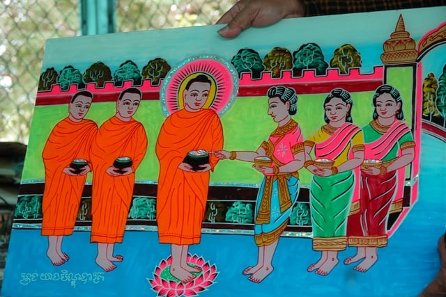 Níu giữ nghề xưa: Nghệ nhân cuối cùng vẽ tranh kiếng của đồng bào Khmer  - Ảnh 1.