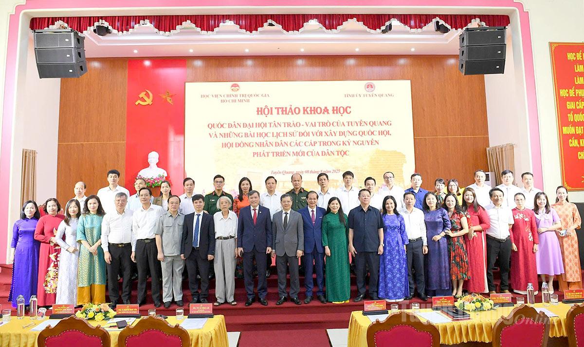 Các đại biểu dự hội thảo khoa học chụp ảnh lưu niệm.