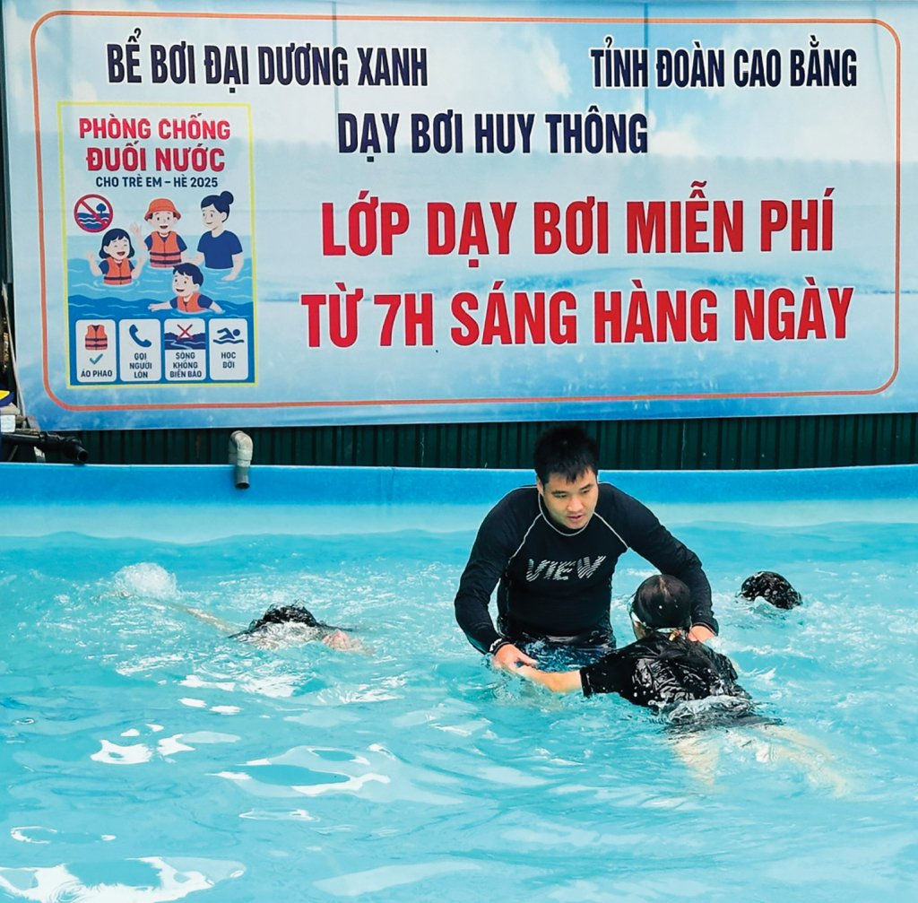 លោកគ្រូ ជូ ហ៊ុយថុង បង្រៀនហែលទឹកដល់សិស្សនៃមជ្ឈមណ្ឌលគាំពារសង្គមខេត្ត។