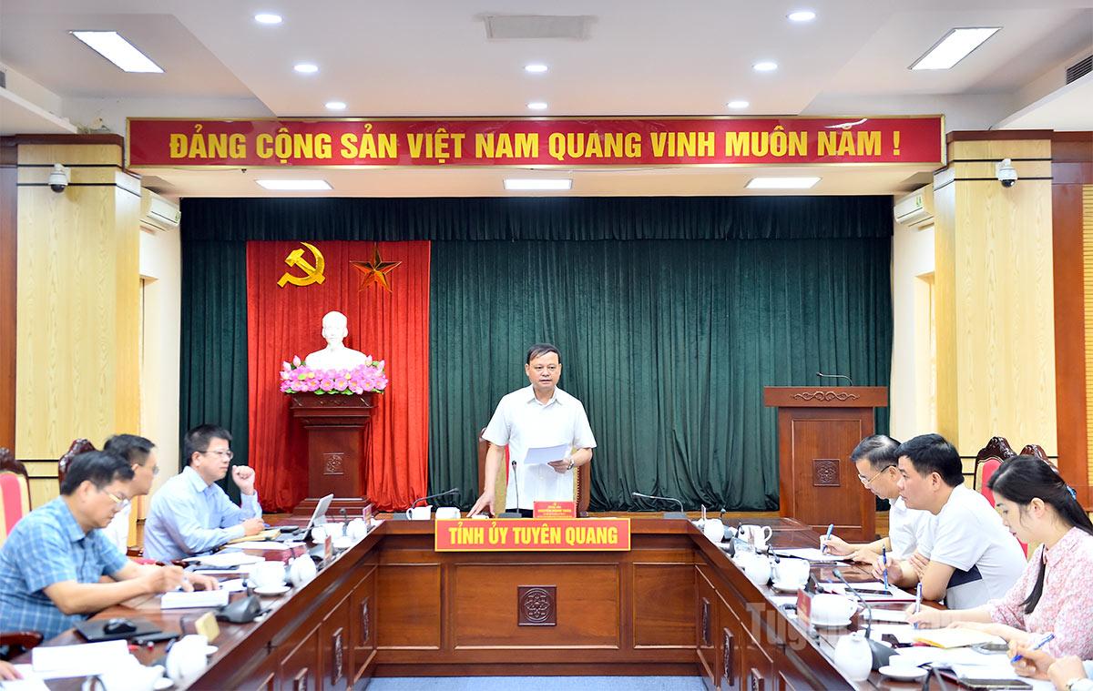 Đồng chí Phó Chủ tịch Thường trực UBND tỉnh Nguyễn Mạnh Tuấn, Trưởng Tiểu ban phát biểu kết luận cuộc họp.