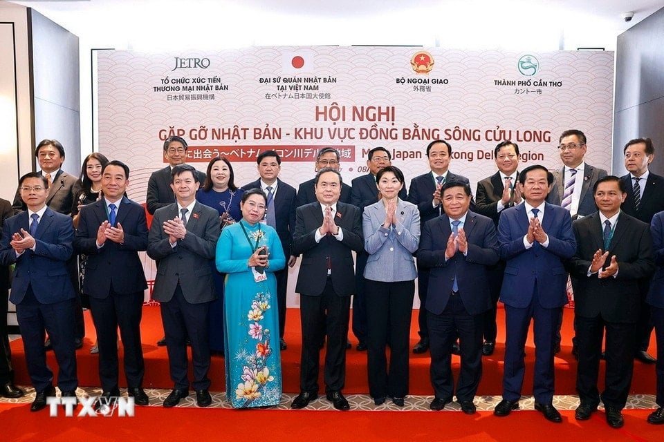 Chủ tịch Quốc hội Trần Thanh Mẫn với đại biểu. (Ảnh: Doãn Tấn/TTXVN)