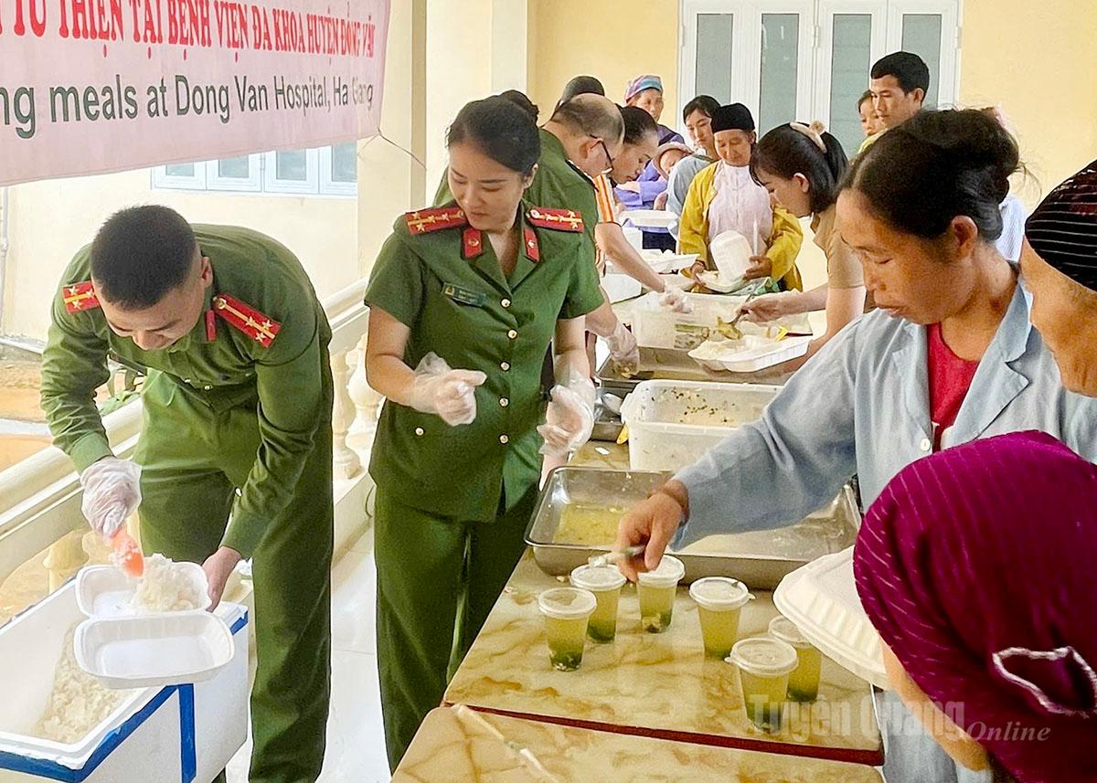 Cán bộ, chiến sỹ Công an xã Đồng Văn phát cơm miễn phí cho bệnh nhân Bệnh viện Đa khoa khu vực Đồng Văn.
