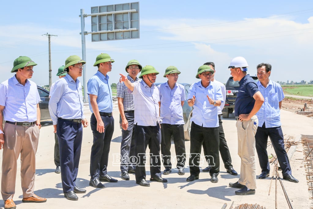 Phó Chủ tịch Thường trực UBND tỉnh Nguyễn Quang Hưng chỉ đạo đẩy nhanh tiến độ thi công các hạng mục dự án tuyến đường bộ ven biển.