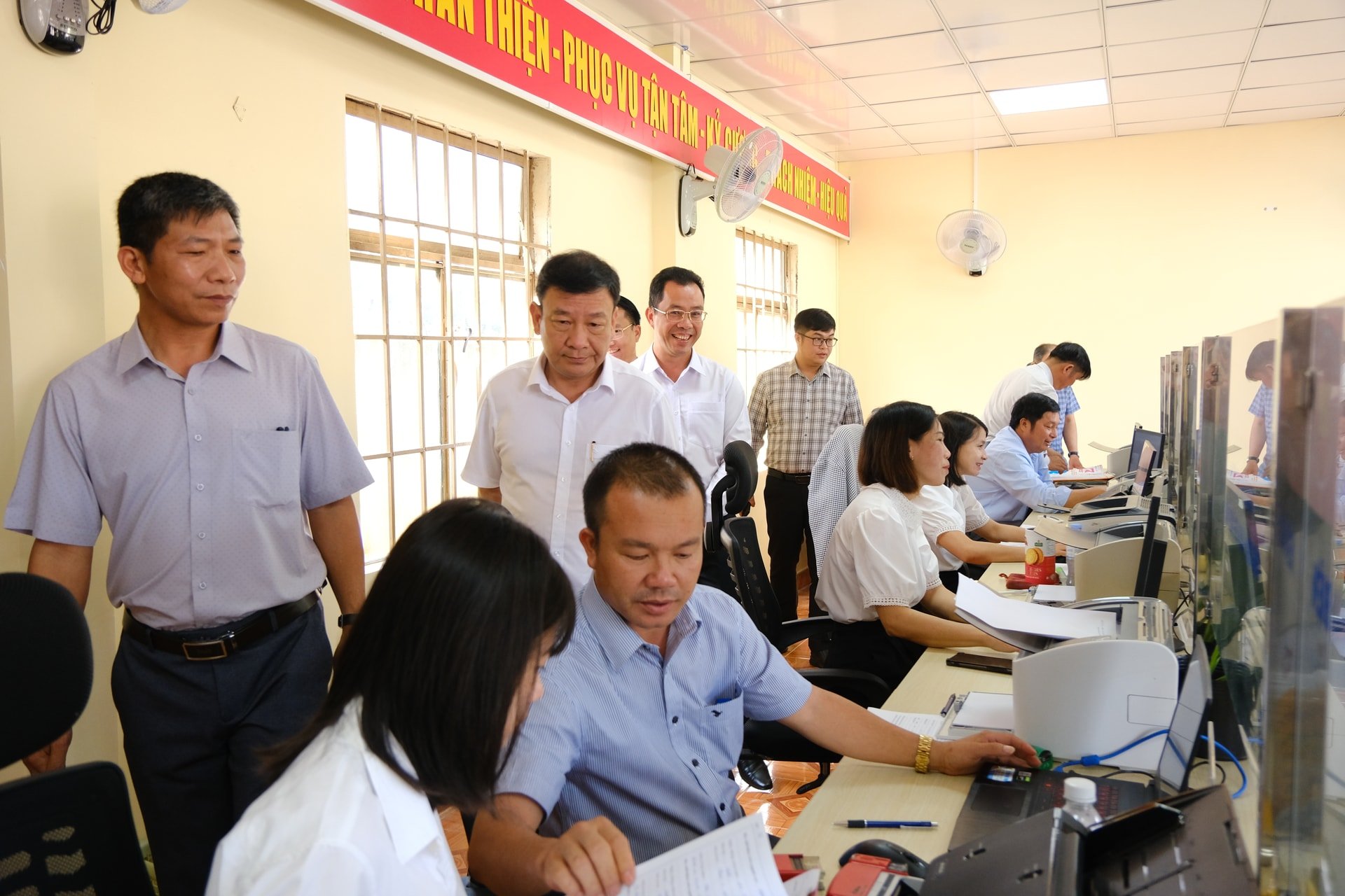 Deputy Secretary of Lam Dong Provincial Party Committee inspects the actual operation of Hoa Bac Commune Public Administration Service Center