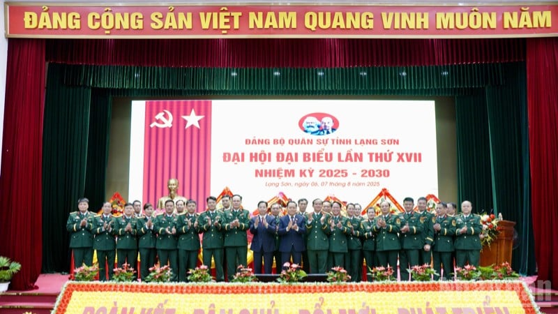 Lãnh đạo tỉnh Lạng Sơn, Ban Chấp hành Đảng bộ Quân sự tỉnh Lạng Sơn, nhiệm kỳ 2025-2030 và Đại biểu đi dự Đại hội cấp trên ra mắt Đại hội.