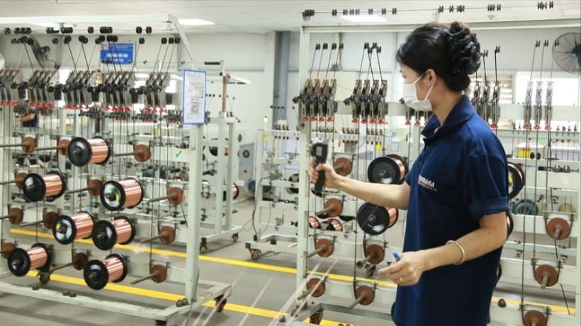 Lao động Công ty TNHH Thành Đồng tại Cụm công nghiệp Dốc Sặt, Từ Sơn, Bắc Ninh trong dây chuyền sản xuất. (Ảnh AN TRÂN)