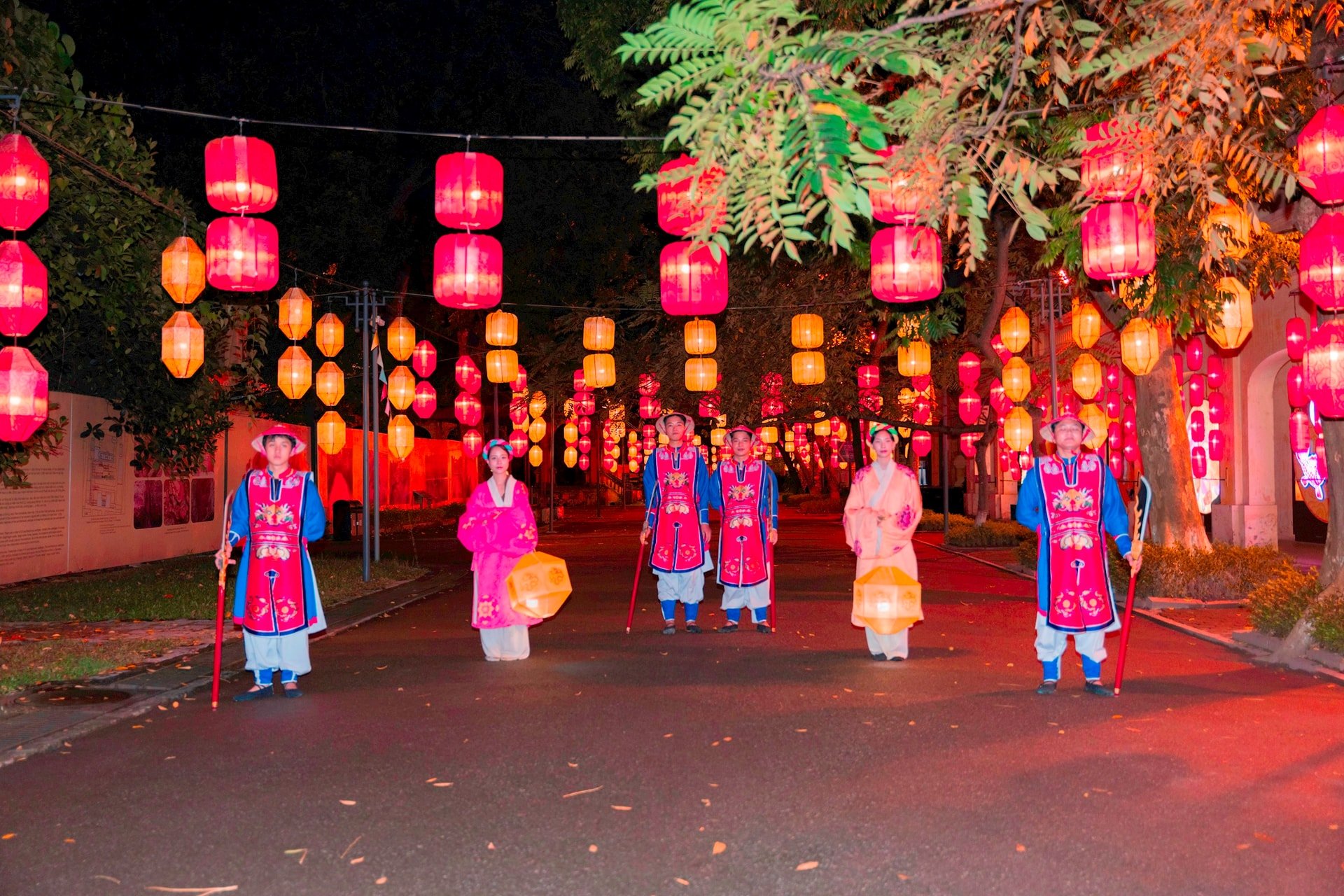 tour-dem-kham-pha-hoang-thanh-thang-long-tiep-tuc-phuc-vu-du-khach-dip-ky-niem-80-nam-cach-mang-thang-tam-va-quoc-khanh-2-9..jpg