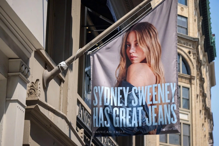 Đoạn quảng cáo của Sydney Sweeney có gì mà khiến ông Trump ca ngợi, còn réo tên Taylor Swift? - Ảnh 3.