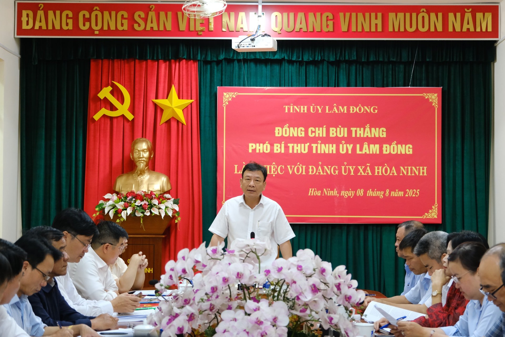 Lam Dong Provincial Party Committee Deputy Secretary Bui Thang works with Hoa Ninh commune